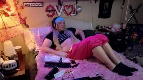 Snapshot of blakelytgirl chatting on February 5, 2025, 3:55 am Blakely Morningstar online show from February 5, 2025, 3:55 am