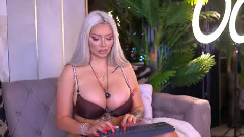 Snapshot of blancheluxe chatting on July 22, 2026, 6:49 am Blanche online show from July 22, 2026, 6:49 am