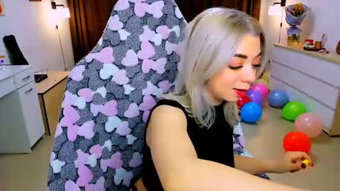 Nicole online show from February 12, 2025, 2:43 pm