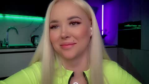 Lana online show from March 6, 2025, 6:08 am