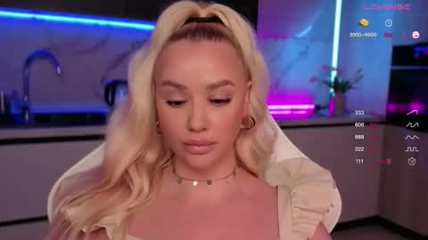 Lana online show from September 17, 2025, 1:24 pm