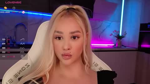 Lana online show from October 18, 2025, 8:37 am