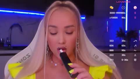Snapshot of blond_diamond chatting on April 26, 2026, 2:53 am Lana online show from April 26, 2026, 2:53 am