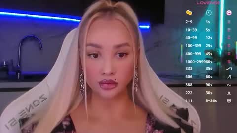Snapshot of blond_diamond chatting on June 6, 2026, 6:18 am Lana online show from June 6, 2026, 6:18 am