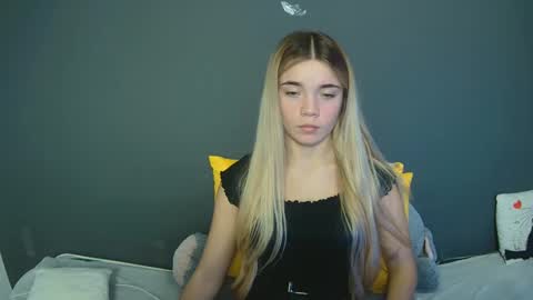 blondagirl_ online show from December 3, 2024, 5:55 pm
