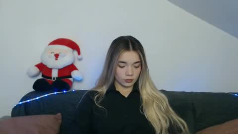 blondagirl_ online show from December 5, 2024, 4:44 pm