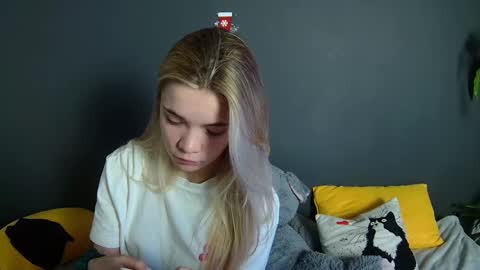 blondagirl_ online show from February 12, 2025, 4:44 pm