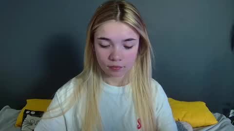 blondagirl_ online show from February 25, 2025, 5:25 pm