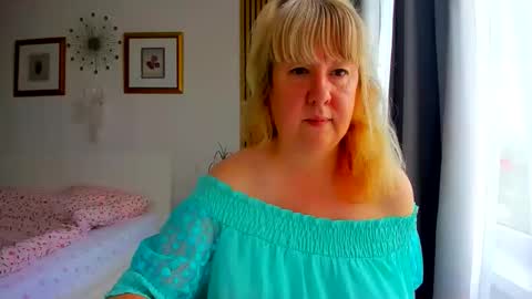 Nicole online show from June 9, 2026, 4:02 am