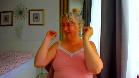 Nicole online show from July 8, 2026, 4:06 am