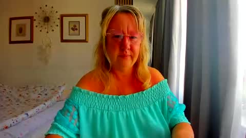 Nicole online show from July 17, 2026, 4:52 am