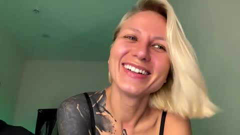blonde_fuck_couple online show from June 6, 2026, 12:16 am
