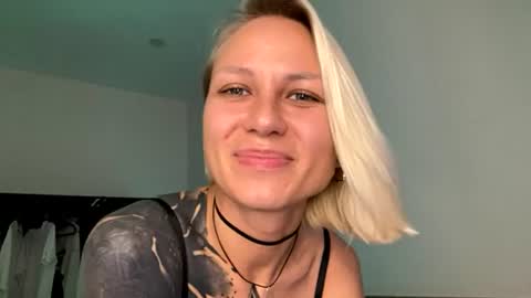 blonde_fuck_couple online show from June 14, 2026, 2:24 am