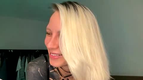 blonde_fuck_couple online show from June 19, 2026, 5:12 am