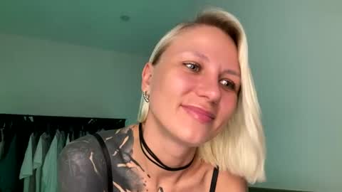 blonde_fuck_couple online show from June 20, 2026, 4:04 am