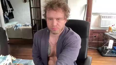 Snapshot of blondebluebear chatting on November 16, 2025, 5:18 pm blondebluebear online show from November 16, 2025, 5:18 pm