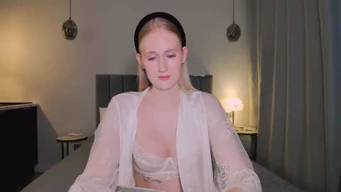 Snapshot of blondiemermaid chatting on December 13, 2024, 1:01 pm Mia online show from December 13, 2024, 1:01 pm