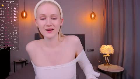 Snapshot of blondiemermaid chatting on February 3, 2025, 3:06 pm Mia online show from February 3, 2025, 3:06 pm