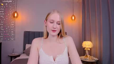 Snapshot of blondiemermaid chatting on February 9, 2025, 4:40 pm Mia online show from February 9, 2025, 4:40 pm