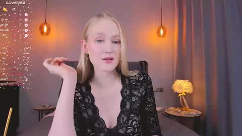 Snapshot of blondiemermaid chatting on February 28, 2025, 7:35 pm Mia online show from February 28, 2025, 7:35 pm