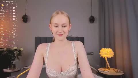 Snapshot of blondiemermaid chatting on March 12, 2025, 9:35 pm Mia online show from March 12, 2025, 9:35 pm