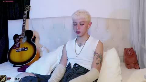 Snapshot of blue_boy_1 chatting on March 2, 2025, 2:41 am TAY online show from March 2, 2025, 2:41 am