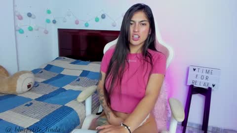 Snapshot of blue_petite chatting on January 4, 2025, 4:00 pm Linda online show from January 4, 2025, 4:00 pm