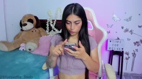 Snapshot of blue_petite chatting on March 12, 2025, 4:24 pm Linda online show from March 12, 2025, 4:24 pm