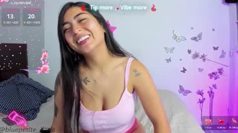 Snapshot of blue_petite chatting on November 29, 2025, 3:15 pm Linda online show from November 29, 2025, 3:15 pm