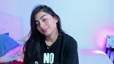 Snapshot of blue_petite chatting on February 7, 2026, 9:29 pm Linda online show from February 7, 2026, 9:29 pm