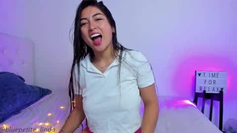 Snapshot of blue_petite chatting on February 16, 2026, 2:02 pm Linda online show from February 16, 2026, 2:02 pm