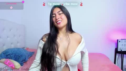 Snapshot of blue_petite chatting on February 24, 2026, 7:23 pm Linda online show from February 24, 2026, 7:23 pm