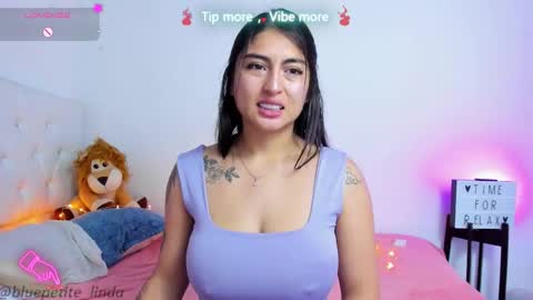 Snapshot of blue_petite chatting on March 18, 2026, 4:32 pm Linda online show from March 18, 2026, 4:32 pm