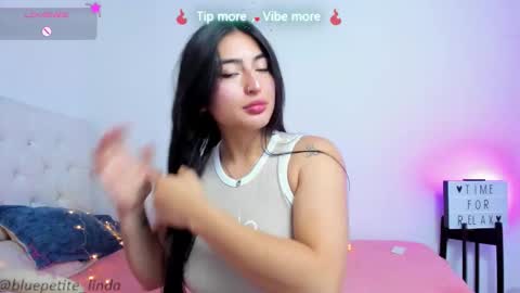 Snapshot of blue_petite chatting on March 19, 2026, 4:00 pm Linda online show from March 19, 2026, 4:00 pm