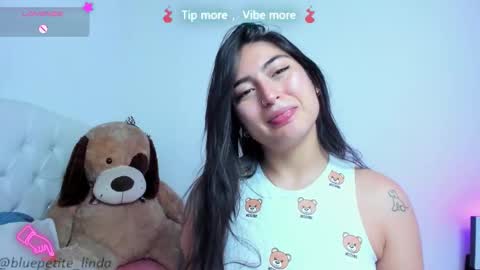 Snapshot of blue_petite chatting on March 27, 2026, 4:40 pm Linda online show from March 27, 2026, 4:40 pm