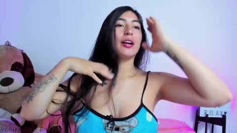 Snapshot of blue_petite chatting on April 8, 2026, 1:44 pm Linda online show from April 8, 2026, 1:44 pm