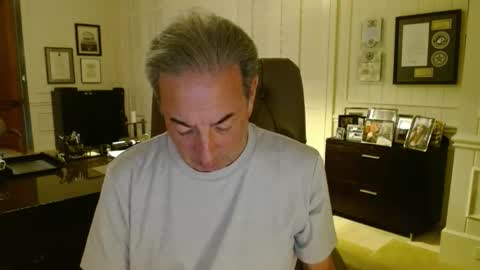 Snapshot of blueisles chatting on April 8, 2026, 11:27 pm blueisles online show from April 8, 2026, 11:27 pm