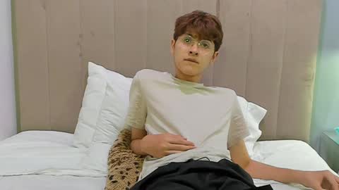 Snapshot of boleyn_lovell chatting on January 17, 2025, 10:01 pm Boleyn online show from January 17, 2025, 10:01 pm