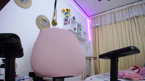 Soffy Brooks Independent model online show from February 1, 2025, 11:43 am