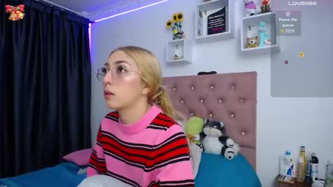 Soffy Brooks Independent model online show from October 25, 2025, 5:26 am