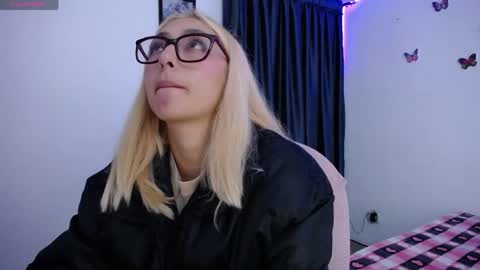 Soffy Brooks Independent model online show from April 15, 2026, 3:35 am