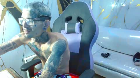 boy_tatto77 online show from February 11, 2026, 6:46 pm