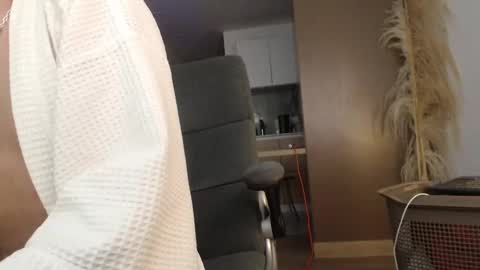 Snapshot of bradley_muscle chatting on February 24, 2025, 5:11 am Bradley online show from February 24, 2025, 5:11 am