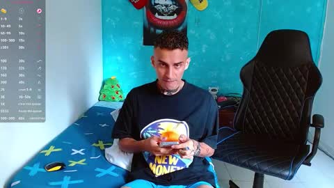 Snapshot of bray_hotboy chatting on December 22, 2024, 4:38 pm Bray Hotboy online show from December 22, 2024, 4:38 pm