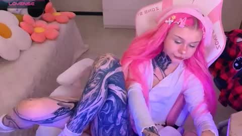 Snapshot of britney_lynch chatting on October 27, 2025, 12:47 am Britney online show from October 27, 2025, 12:47 am