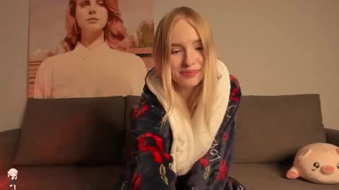 Snapshot of brittany_bird chatting on March 3, 2026, 12:28 am online show from March 3, 2026, 12:28 am