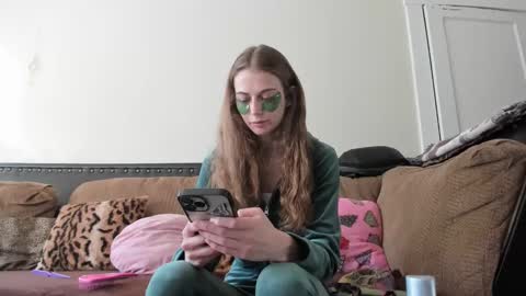 Snapshot of buffybarloe chatting on January 2, 2025, 8:35 pm Buffy online show from January 2, 2025, 8:35 pm