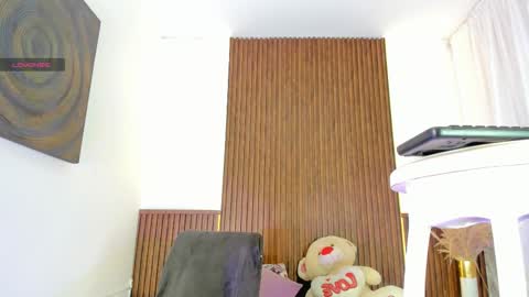 Angela Santini online show from September 26, 2025, 5:22 am