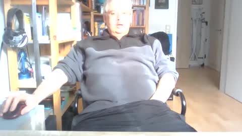 Snapshot of busibaer666 chatting on February 23, 2025, 10:17 am busi online show from February 23, 2025, 10:17 am