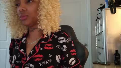 butterfly booty online show from December 15, 2025, 1:04 pm